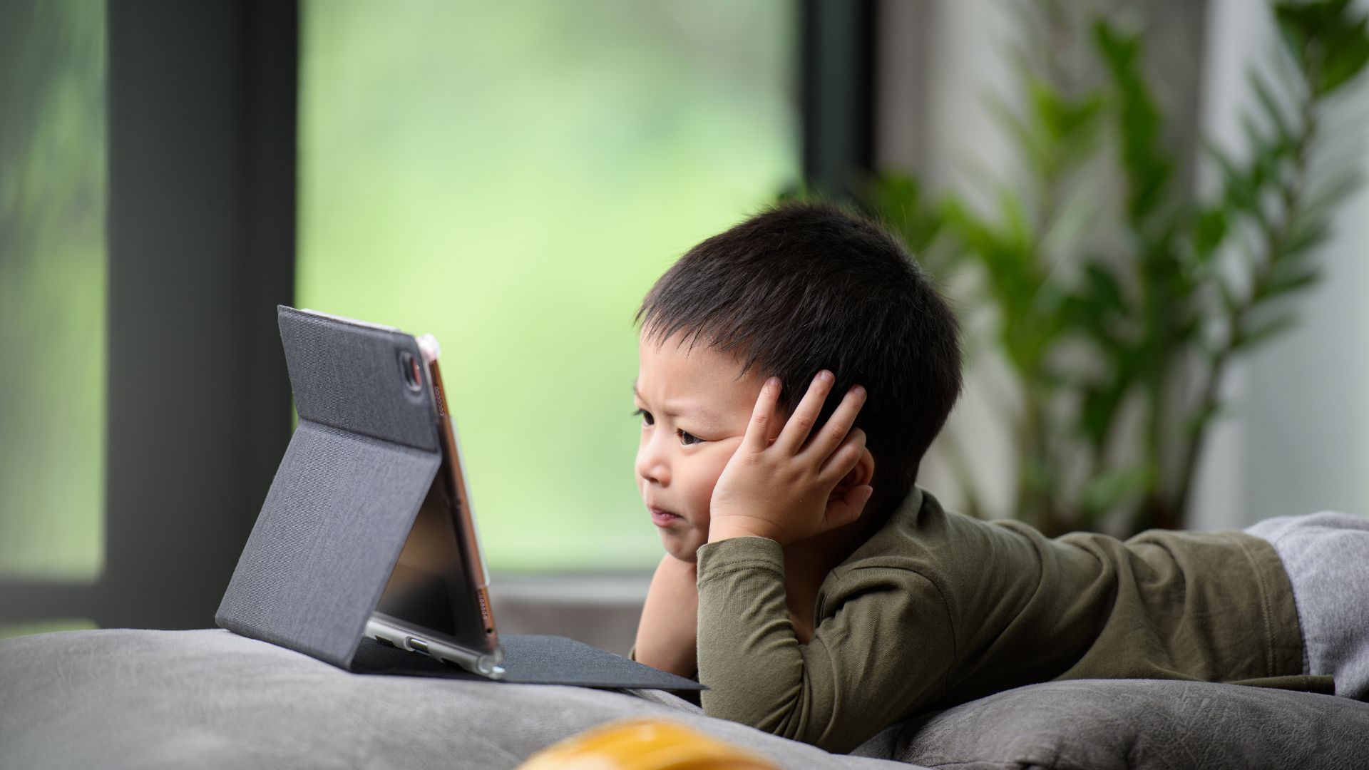 Waspadai Dampak Screen Time Berlebih pada Anak dan Cara Mengatasinya