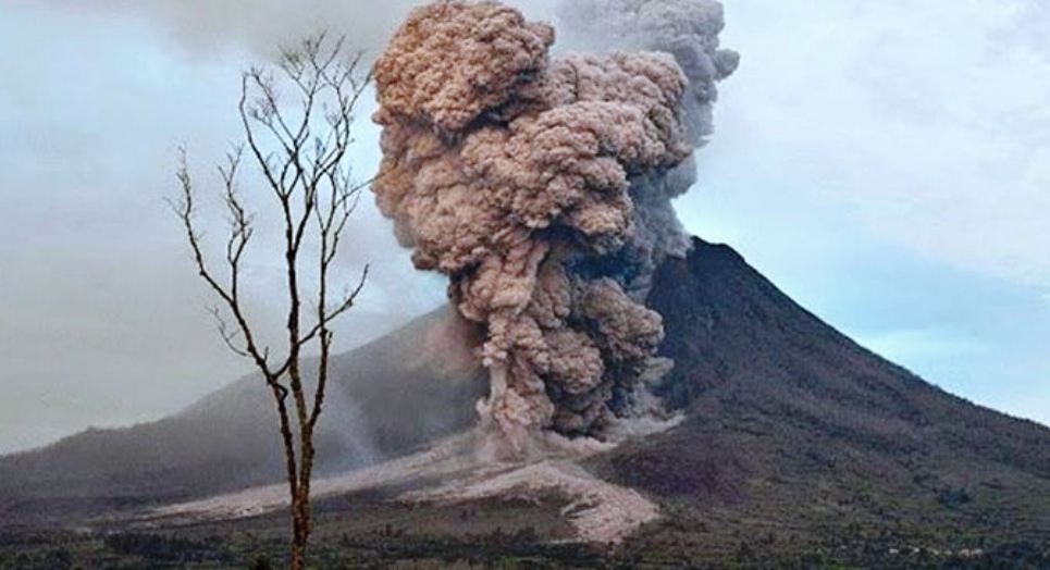 Gunung Dukono di Maluku Meletus Pagi Ini, Keluarkan Abu Vulkanik Hingga 4 Km