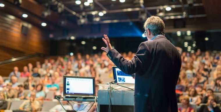 8 Trik Rahasia Meningkatkan Karisma Saat Public Speaking, Dijamin Bikin Banyak Orang Suka dan Kagum