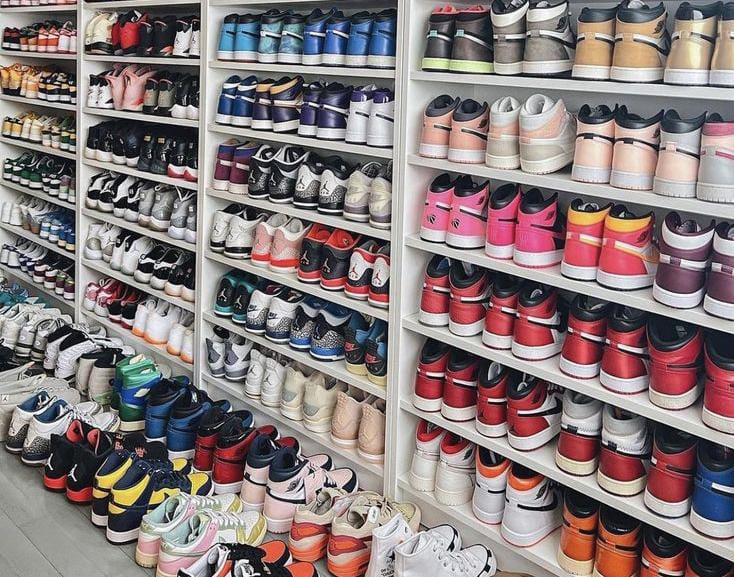 Niat Menambah Koleksi Sneakers 5 Sepatu Ikonik dari Brand Ternama