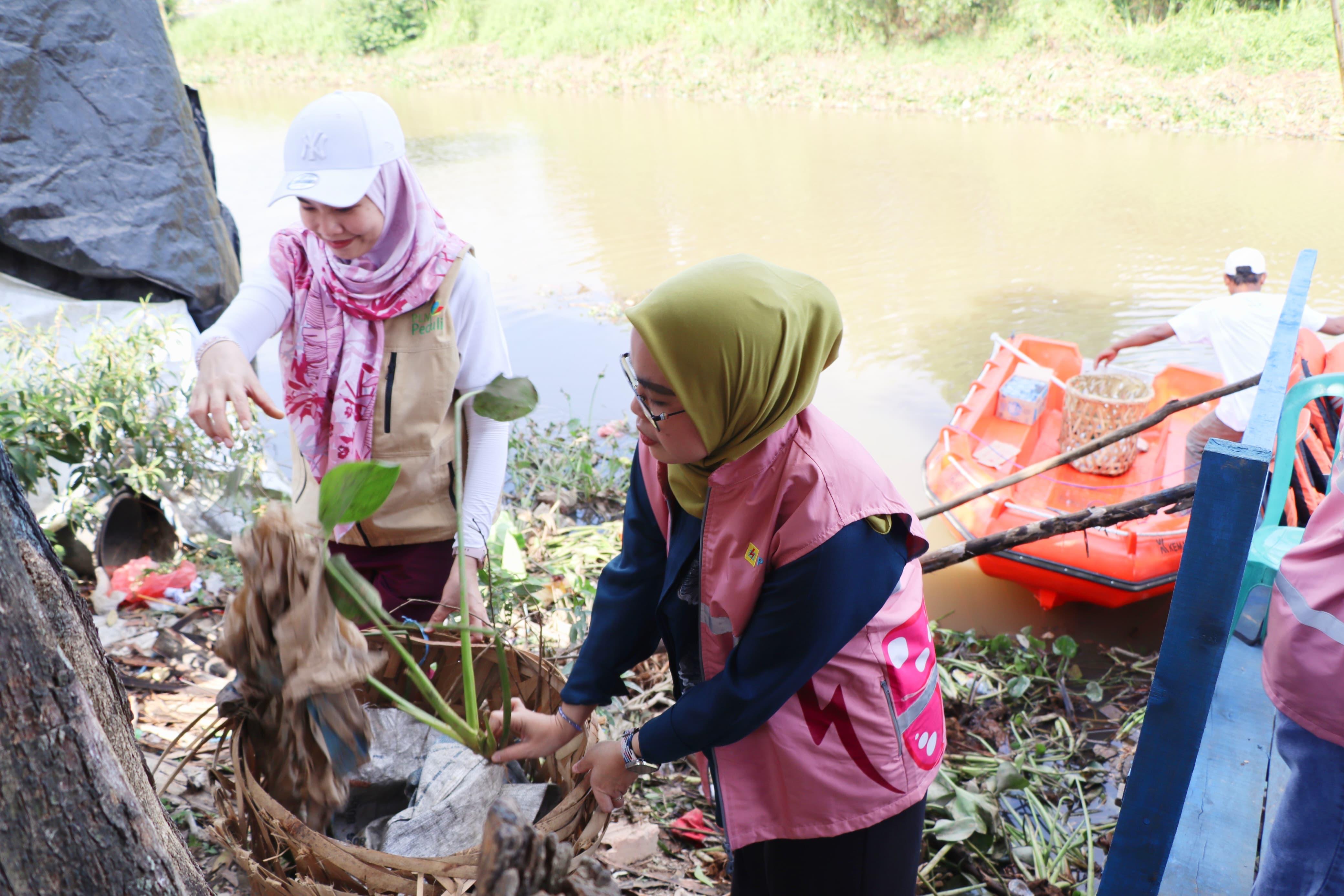 PLN UID S2JB dan Yayasan Qur’anic Farm Gaungkan Gerakan Zero Waste: Bersihkan Sungai, Tanam Kesadaran