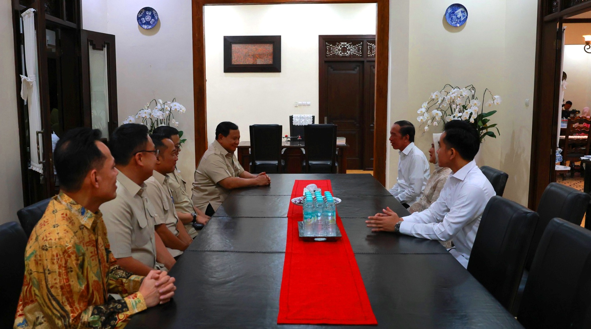 Prabowo Sambangi Rumah Jokowi di Solo, Pamer Hasil Lawatan Dunia Hingga Dapat Acungan Jempol.