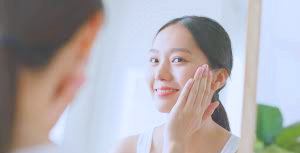 7 Kebiasaan Sederhana yang Bikin Wajah Glowing Alami Tanpa Skincare Mahal