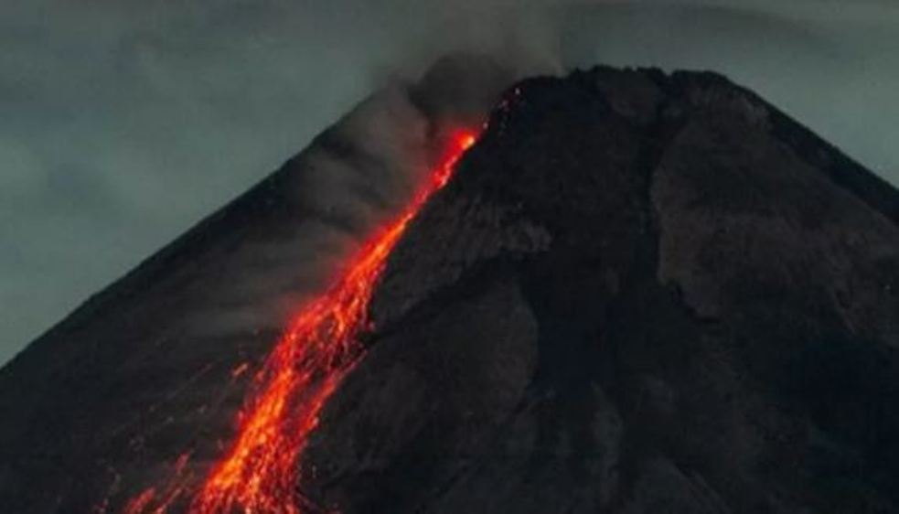 Luncurkan 33 Kali Guguran Lava Pijar ke Arah Barat Daya, Status Merapi Siaga Level 3