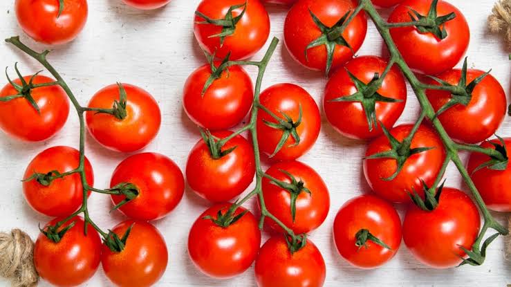 Mengungkap Manfaat yang Jarang Diketahui dari Buah Tomat: Lebih dari Sekadar Rasa Segar di Lidah Anda