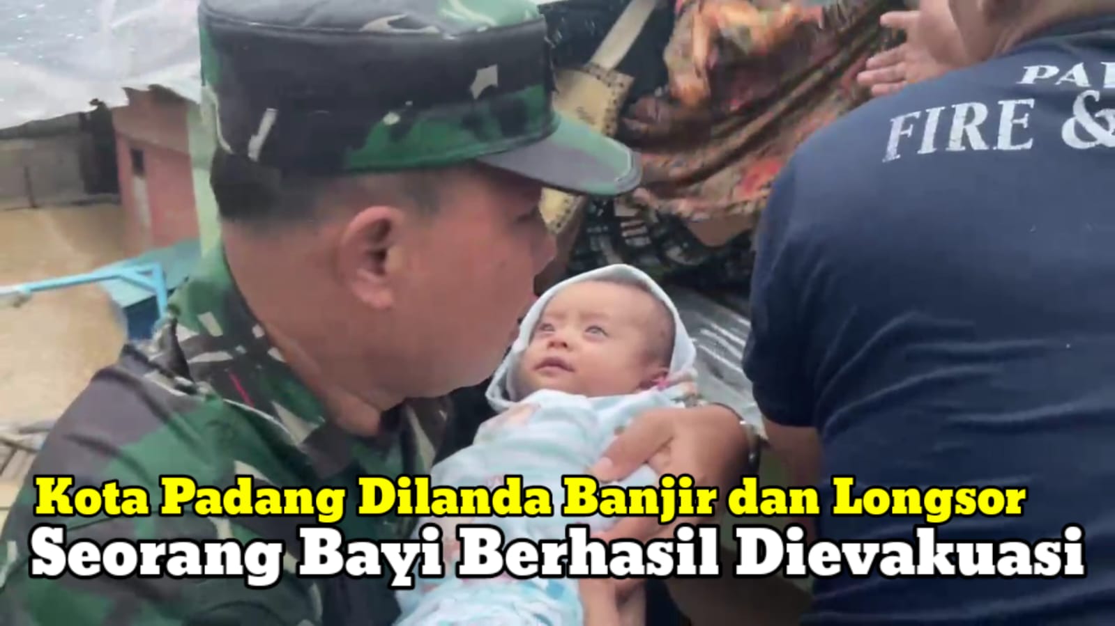 Kota Padang Dilanda Banjir dan Longsor, Seorang Bayi Berhasil Dievakuasi