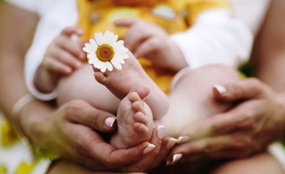 Jangan Dilewatkan, Ini 5 Manfaat Pakai Baby Oil untuk Kulit Bayi