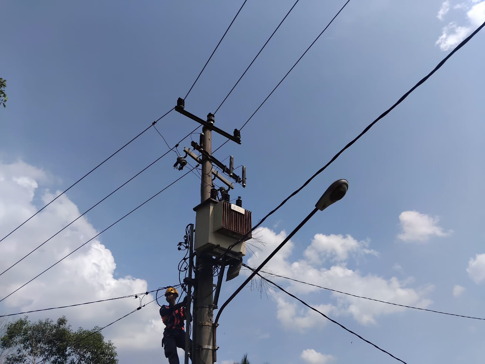 PLN ULP Tebing Tinggi Lakukan Penyeimbangan Beban Trafo dan Perbaikan Grounding di Saling