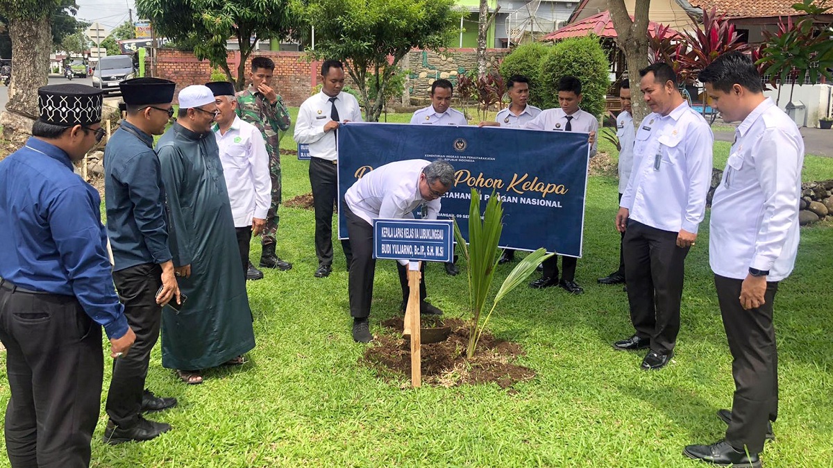 Dukung Ketahanan Pangan, Lapas Lubuk Linggau Laksanakan Penanaman Pohon Kelapa 