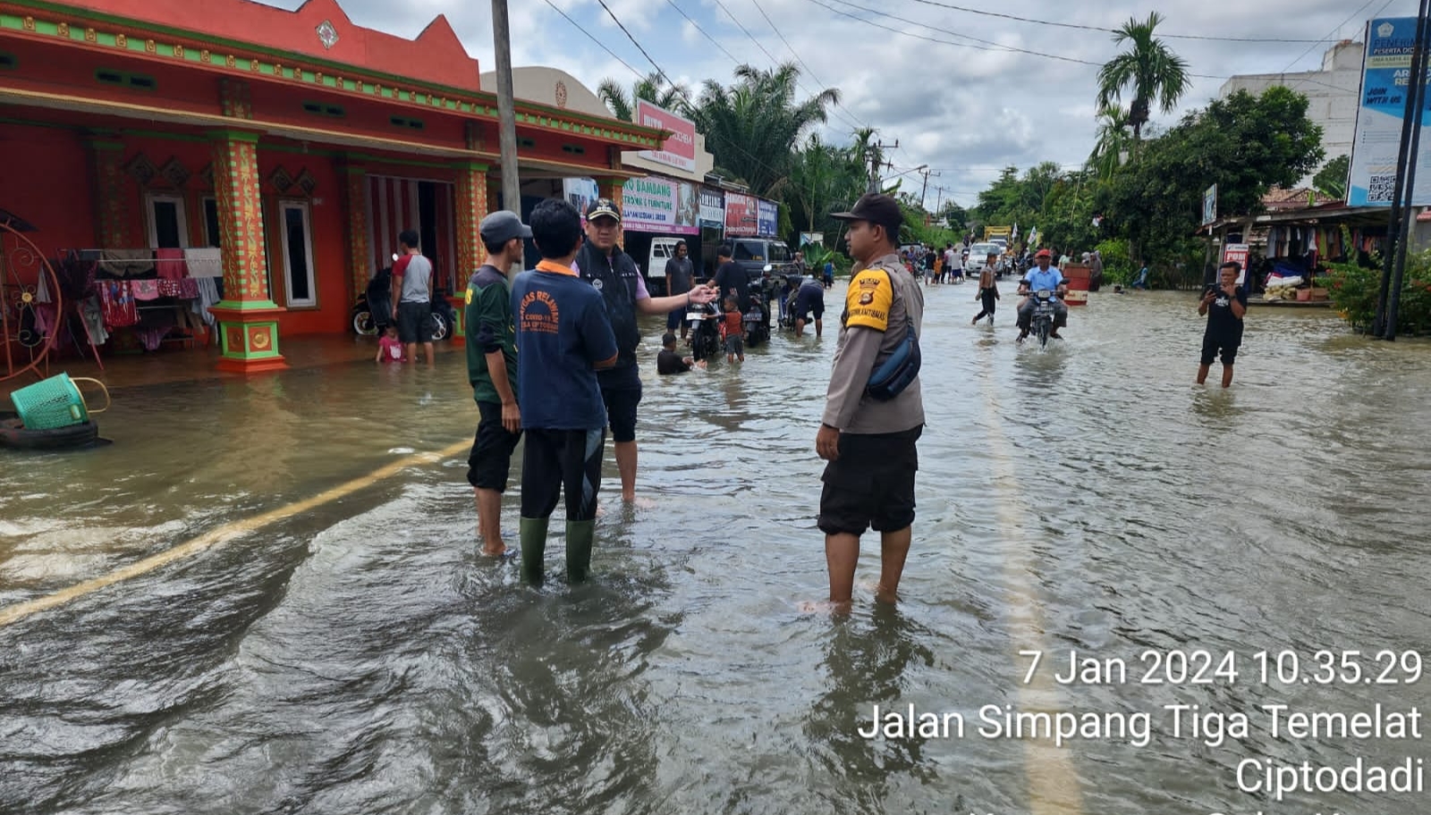 Polsek Jayaloka, BPBD Musi Rawas dan Warga Bekerjasama Atur Lalulintas Akibat Banjir di Mura