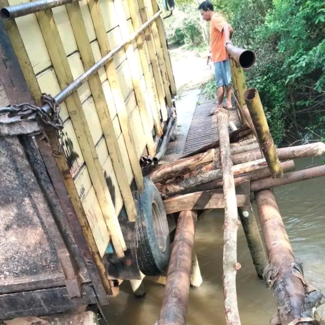 Warga Desa Sadarkarya Berharap Pihak Berwajib Dapat Memperbaiki Jembatan Penghubung Desa yang Rusak