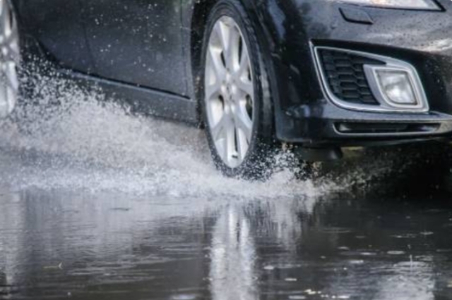 Sangat Penting! Berikut Tips Mengatasi Aquaplaning saat Hujan