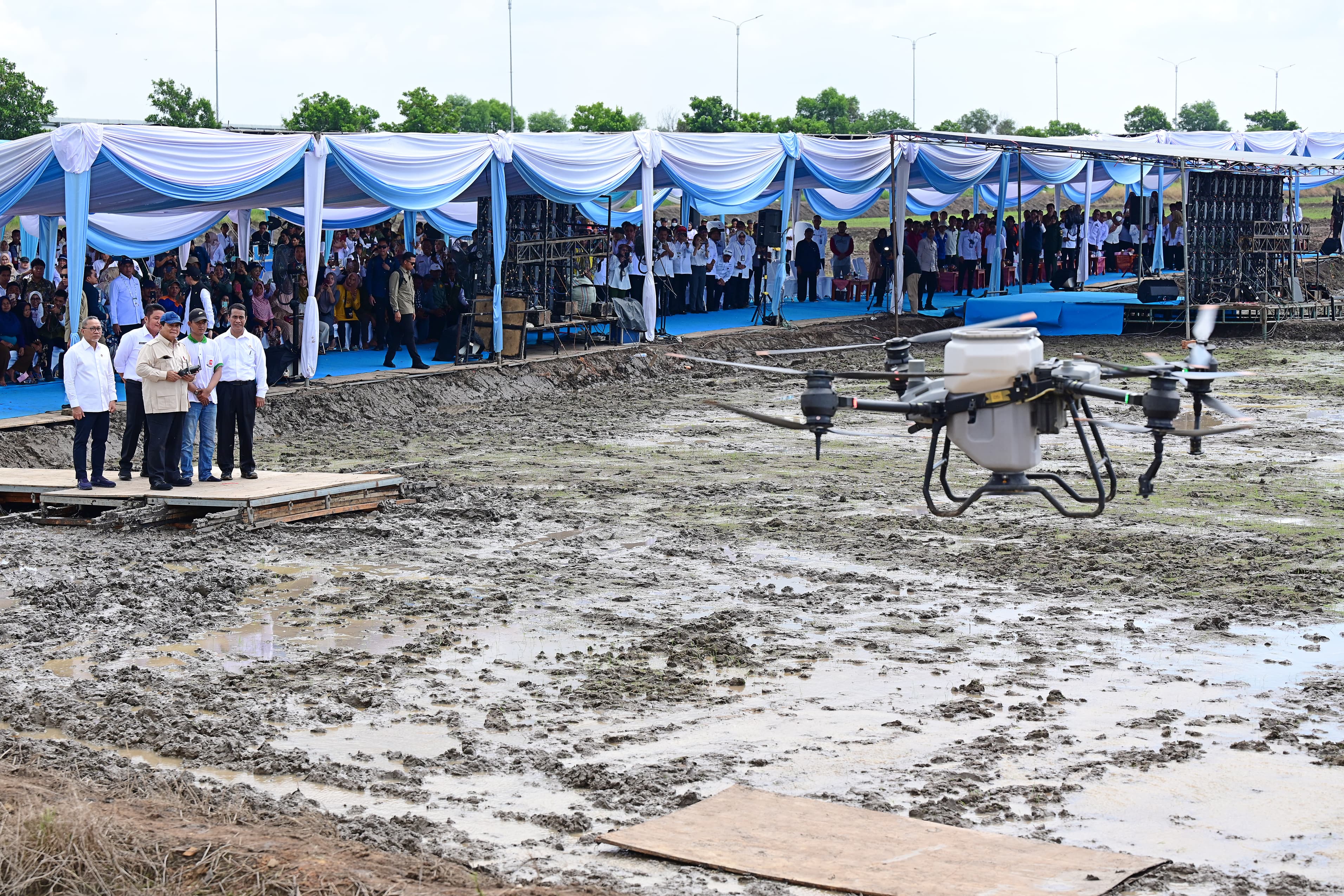 Presiden Prabowo Kagum Efektivitas Penggunaan Drone Pertanian, 1 Hari Bisa Tanam 25 Hektare