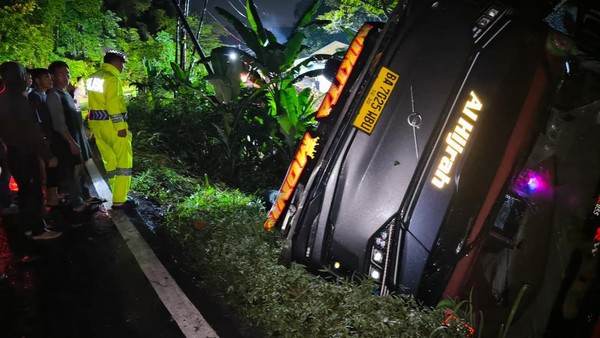 Bus PO Anugerah Terjun ke Jurang di Lahat, Evakuasi Dilakukan Dini Hari