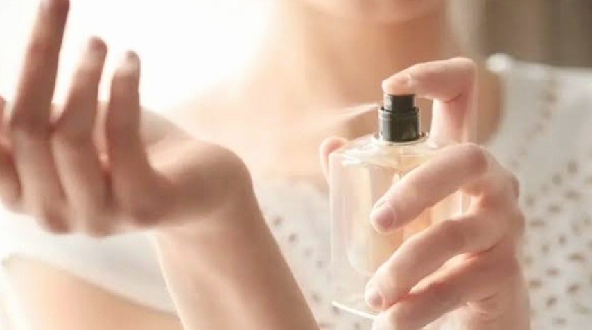 Semprotkan Parfum pada 5 Bagian Tubuh Ini untuk Dapatkan Harum Tahan Lama Seharian