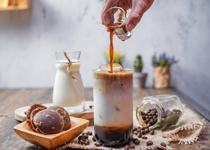 Bikin Sendiri di Rumah! Resep Kopi Susu Gula Aren Creamy ala Kafe Kekinian
