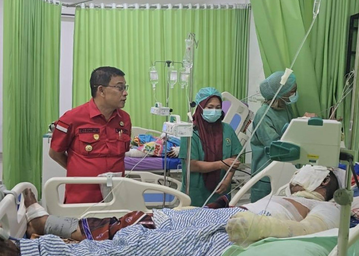 Bupati Muratara Pastikan 3 Korban Kecelakaan Bus ALS & Truk Tangki Minyak Dapat Perawatan Terbaik 