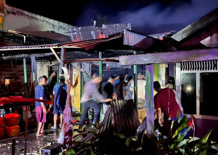 Dua Rumah Semi Permanen di Pasar Padang Ulak Tanding Ludes Terbakar, Api Berhasil Dipadamkan Tanpa Korban Jiwa