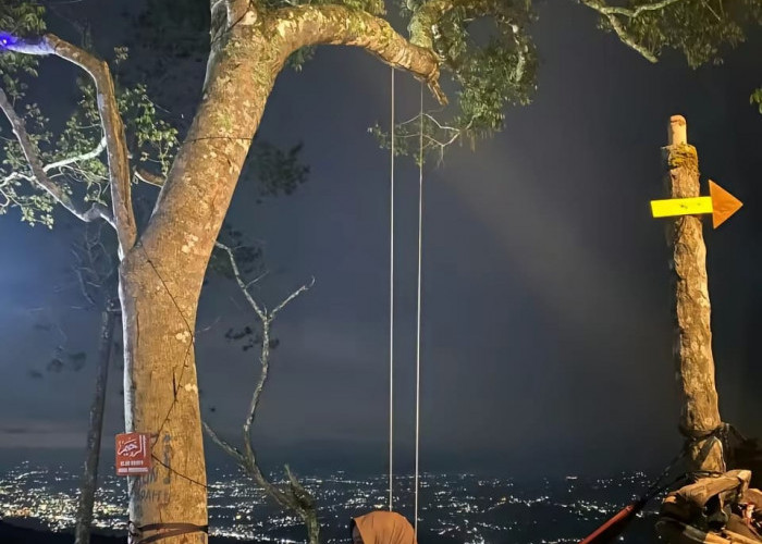 Keindahan Kota Bukittinggi Malam Hari Dilihat dari Area Camp Pos Pendakian Singgalang Via Padang Laweh