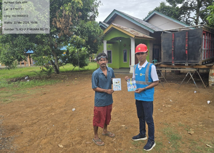 PLN UP3 Lubuklinggau Himbau Masyarakat Tidak Pasang Reklame dan Umbul-Umbul Dekat Jaringan Listrik