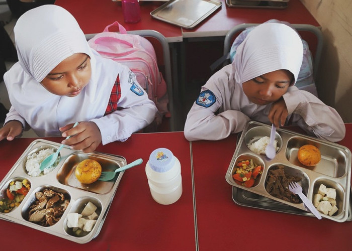 Program Makan Bergizi Gratis Tetap Berjalan Selama Ramadan, Anak-Anak Dapat Makanan untuk Berbuka