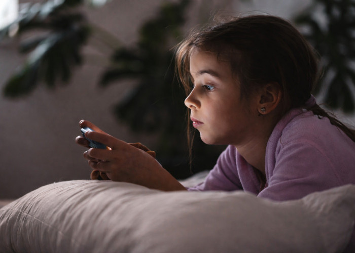 Anak Tantrum Saat Gadget Dibatasi? Ini Cara Orang Tua Mengatasinya 