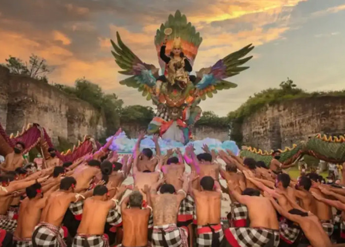 Melibatkan Jiwa dan Gerak: Keindahan dan Sejarah Tari Kecak di Bali