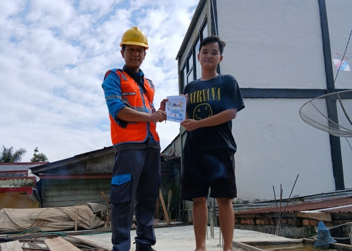 Jelang HUT RI ke-81, PLN Ingatkan Umbul-Umbul Wajib Berjarak Aman dari Jaringan Listrik