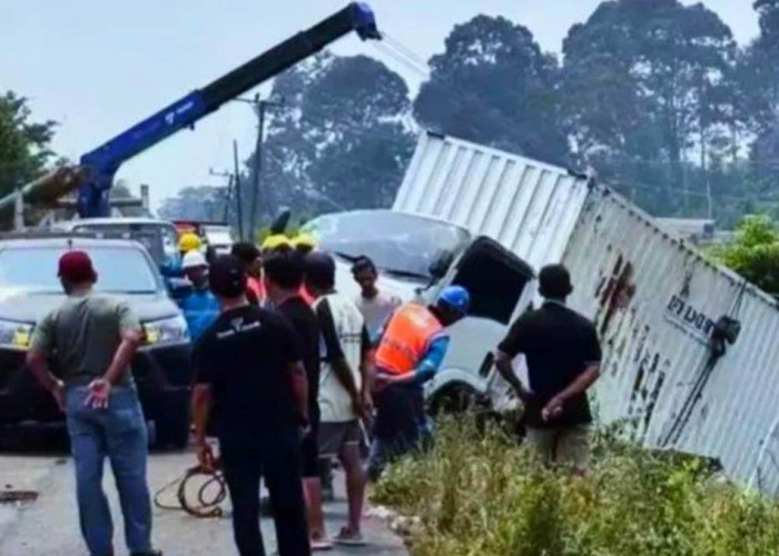 Hindari Lubang, Mobil Box dari Bengkulu Terbalik di Musi Rawas
