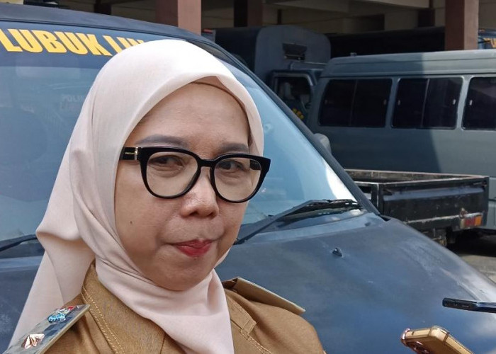 Kadinkes Lubuklinggau Marlinda Sari Lakukan Pemantauan Wisatawan Dibandara Cegah Flu Singapura 