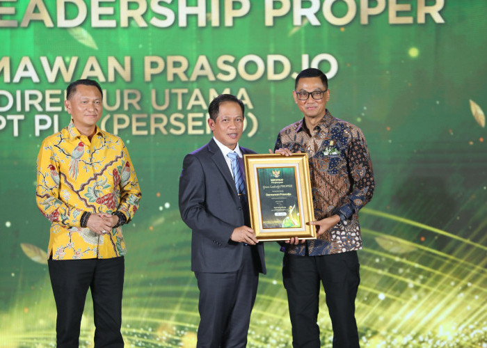 Dirut PLN Darmawan Prasodjo Raih Penghargaan Green Leadership, PLN Borong 11 PROPER Emas KLH 2025