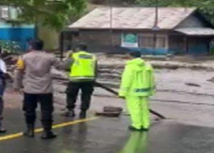 Menghancurkan Ketenangan: Banjir Bandang Serbu Aia Angek, Menghambat Arus Lalu Lintas Utama Menuju Kota Padang