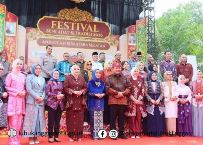 Wali Kota dan Ketua Dekranasda Hadiri Pembukaan Festival Seni Adat dan Festival Anjungan Provinsi Sumsel