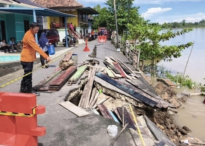 Tebing Sungai Musi Longsor, Warung Ambruk dan Lima Rumah Warga Terancam
