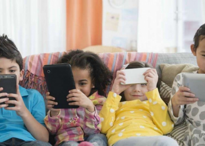 Terlalu Lama di Depan Gadget, Perkembangan Anak Terancam Terganggu