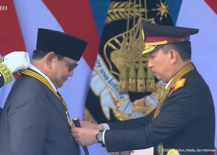 Presiden Prabowo Dianugerahi Medali Kehormatan Loka Praja Samrakshana pada Hari Bhayangkara ke-80