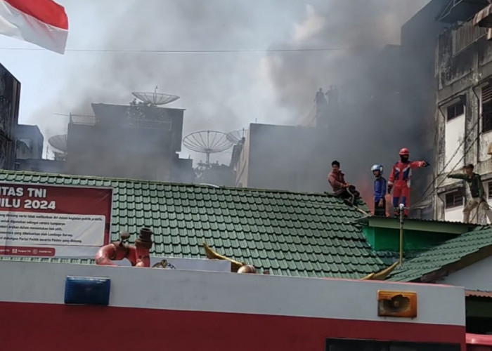 Kebakaran Hebat Terjadi di Belakang Kantor Koramil Kota Lubuk Linggau
