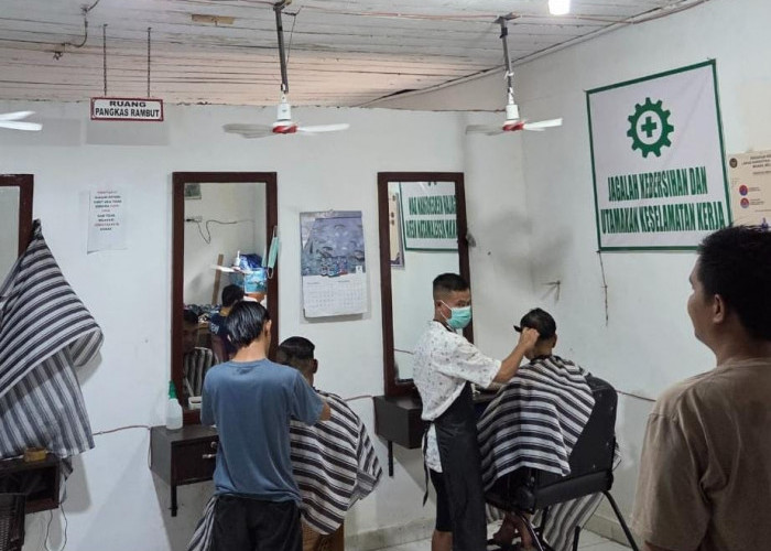 Dari Balik Jeruji Menuju Kemandirian, Lapas Narkotika Kelas IIA Muara Beliti Kembangkan Kegiatan Potong Rambut