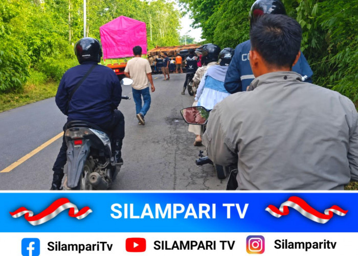 Truk Gas Terbalik di Simpang Semebang Musi Rawas, Jalur Sekayu-Lubuklinggau Macet Parah