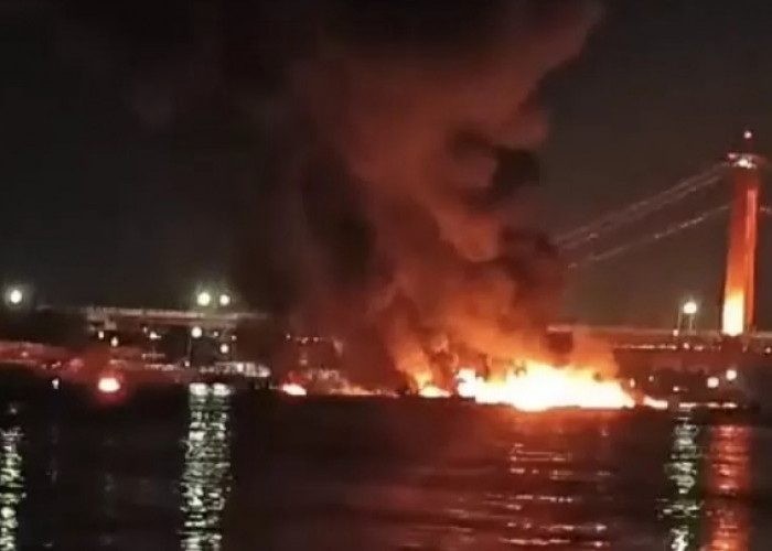 Malapetaka di Sungai Musi: Kebakaran Kapal BBM Guncang Palembang, Kesadaran dan Solidaritas Warga Diuji