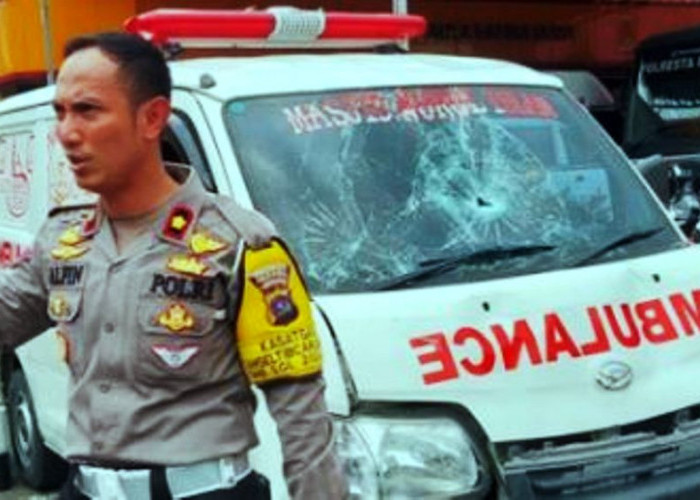 Kejar Narkoba Berujung Kecelakaan: Ambulans Tabrak Polisi Saat Amankan Aksi Tawuran di Padang