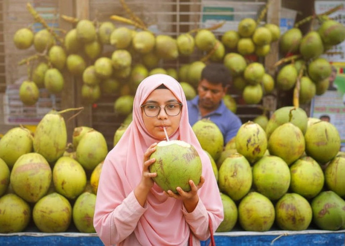 Bikin Tubuh Lebih Sehat, Ini 7 Waktu Terbaik Minum Air Kelapa