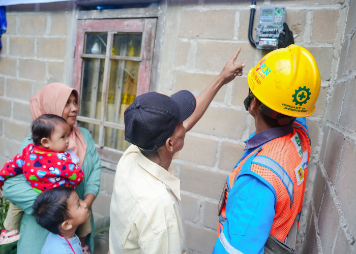 PLN UID S2JB Kembali Nyalakan 136 Sambungan Listrik Gratis Melalui Program Light Up The Dream