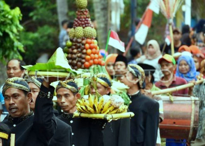 Ajang Saling Lempar Lumpur dalam Tradisi Popokan di Semarang
