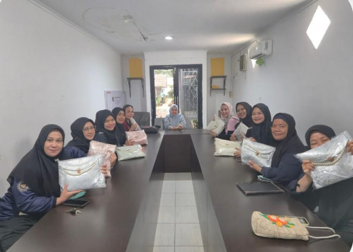 Penuh Kebahagiaan Menyambut Lebaran, DWP Lapas Narkotika Muara Beliti Berikan Hadiah Tas dan Mukena ke Anggota