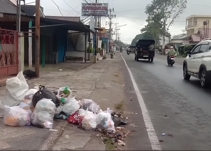 Lingkungan Tercemar : Sampah Menumpuk di Jalan Garuda Lubuklinggau