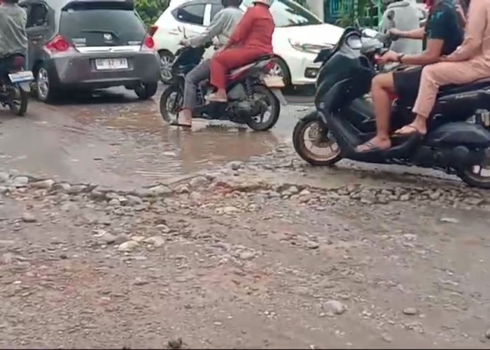 Jalan Rusak di Sekitar Jembatan Batu Urip Memburuk, Pengendara Resah