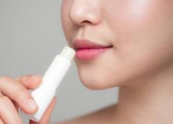 3 Tips Agar Lipstik Tetap On Point, Gunakan Ini untuk Jaga Kelembapan Bibir