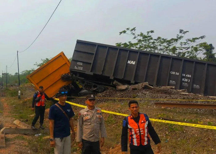 Tabrakan Kereta Batu Bara di Stasiun Talang Baru OKU, Empat Kru Dilarikan untuk Perawatan