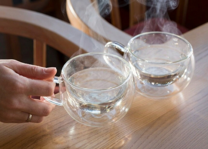 Fakta atau Mitos? Ini Penjelasan Medis soal Minum Air Hangat Pagi Hari dan Kelancaran BAB